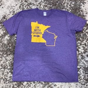 Minnesota “’I'M WITH STUPID” Pointing towards Wisconsin Purple Tee sz 2XL